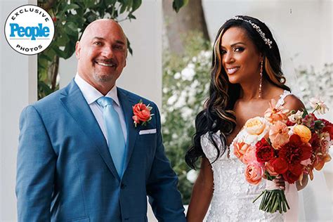 Fox NFL Sundays Jay Glazer Marries Rosie Tenison in Italy。